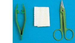 Set per rimozione suture confezionato in blister rigido, contenente forbice, pinza e garza